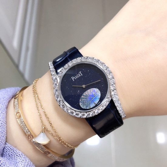 实拍 最新伯爵 限量款 璀璨星夜 Piaget Limelingt Gala腕表腕表以砂金石表盘搭配同款蓝色皮革表带,将璨夜星河定格腕间。以浩瀚苍穹中璀璨渺远的星宿,演绎细腻无穷无尽的爱意!铺镶耀眼美钻 表圈 表耳在伯爵标志性的69型表壳,倍添迷人气质!尺寸:32mm。认准HBBv7商标独家拍摄细节 实拍 最新伯爵 限量款 璀璨星夜 Piaget Limelingt Gala腕表腕表以砂金石表盘搭配同款蓝色皮革表带,将璨夜星河定格腕间。以浩瀚苍穹中璀璨渺远的星宿,演绎细腻无穷无尽的爱意!铺镶耀眼美钻 表圈 表耳在伯爵标志性的69型表壳,倍添迷人气质!尺寸:32mm。认准HBBv7商标独家拍摄细节