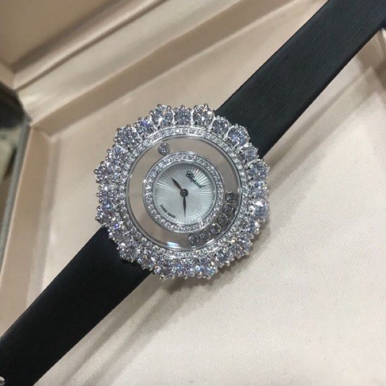 萧邦Happy Diamonds系列特别款!2019年官网力推款!2018即将过去,新的一年从元旦开始!枫叶美丽并寓意着坚毅精神!即代表永恒爱情送给恋人,也代表对美好的回忆,可送给一路陪伴的朋友,还代表一种岁月的轮回。1比1超前做工同步首发!表面配置三块蓝宝石防刮玻璃,瑞士朗达机芯,尺寸:外径34mm内径14mm。表带14/12。 萧邦Happy Diamonds系列特别款!2019年官网力推款!2018即将过去,新的一年从元旦开始!枫叶美丽并寓意着坚毅精神!即代表永恒爱情送给恋人,也代表对美好的回忆,可送给一路陪伴的朋友,还代表一种岁月的轮回。1比1超前做工同步首发!表面配置三块蓝宝石防刮玻璃,瑞士朗达机芯,尺寸:外径34mm内径14mm。表带14/12。