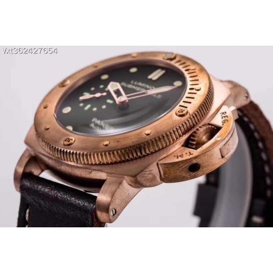 VS沛纳海 Pam382 升级V2啦!。机芯功能升级:时针单独调时 通过时针调历。机芯背透 :摆轮与正品一致 螺丝孔位95%以上接近正品。47mm,搭载自动上链机芯,大家常说硬汉风格什么的,我觉得青铜382才是最最硬汉的沛纳海,不光在造型上够钢猛,青铜材质更是在经过岁月洗礼后变得不一样,有经历,有故事,有一种沧桑感,这才是真正的硬汉!敢死队同款哦!商品规格:默认规格 VS沛纳海 Pam382 升级V2啦!。机芯功能升级:时针单独调时 通过时针调历。机芯背透 :摆轮与正品一致 螺丝孔位95%以上接近正品。47mm,搭载自动上链机芯,大家常说硬汉风格什么的,我觉得青铜382才是最最硬汉的沛纳海,不光在造型上够钢猛,青铜材质更是在经过岁月洗礼后变得不一样,有经历,有故事,有一种沧桑感,这才是真正的硬汉!敢死队同款哦!商品规格:默认规格