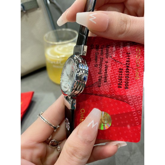 全新欧米茄Ladymatic系列陀飞轮升级版闪亮登场✨‼️采用天然珍珠贝母飞轮表盘、以简约大方的外形备受现代女性青睐。搭配全自动机械机芯,走时稳定,拱形蓝宝石镜面,316L精钢材质,完美演绎。多色进口意大利鳄鱼纹路真牛皮表带和316精钢表带可供选择!绝对是女装机械表里的天花板尺寸35mm12mm 全新欧米茄Ladymatic系列陀飞轮升级版闪亮登场✨‼️采用天然珍珠贝母飞轮表盘、以简约大方的外形备受现代女性青睐。搭配全自动机械机芯,走时稳定,拱形蓝宝石镜面,316L精钢材质,完美演绎。多色进口意大利鳄鱼纹路真牛皮表带和316精钢表带可供选择!绝对是女装机械表里的天花板尺寸35mm12mm