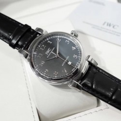 IWC万国 系列:150周年达文西系列1:1原装高端复刻 尺寸:40mm【表壳】每一个浑圆型的表壳都经过制表师专心致志的打磨，可移动式表耳使表带更加贴合手腕。两者配合使腕表产生独特的复古魅力。【机芯】采用优雅纤薄!!的海鸥独家定制自动上弦机芯，具备逆时针调试日历的功能（吻合正品）我们精心制作出万国表独特的外观魅力，更是追求复刻其内在的灵魂。