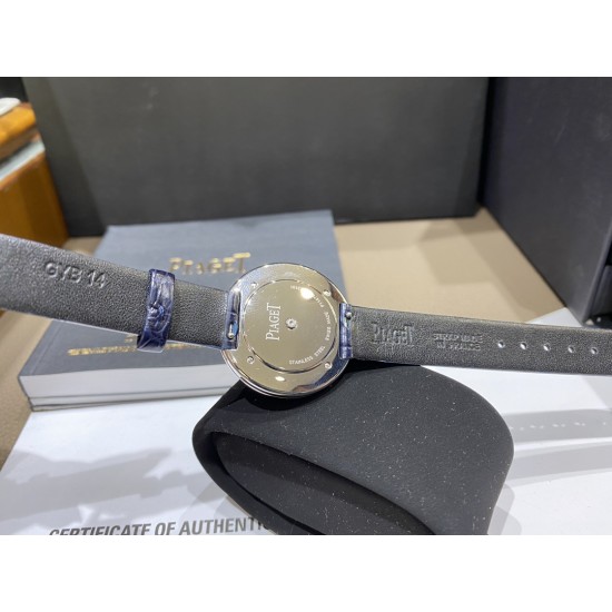 全网女生听我的!买它…❤️。 伯爵“时来运转”顶级奢侈品入门款第一眼看到它的时候我一眼就中,首先是外观设计足够百搭,旋转式表圈可自由转动,外层一圈可来回转动 很有寓意、一起“转动,遇见非凡”。百搭中号34尺寸!上手很秀气,彩色鳄鱼皮可轻松拆卸 看上去就高端,机芯采用瑞士进口石英机芯,螺旋式表圈316L精钢打磨抛光 表面光亮如镜、表盘内圈钻石刻度 11颗⭕️圆形美钻、外圈42颗圆形美钻 全网女生听我的!买它…❤️。 伯爵“时来运转”顶级奢侈品入门款第一眼看到它的时候我一眼就中,首先是外观设计足够百搭,旋转式表圈可自由转动,外层一圈可来回转动 很有寓意、一起“转动,遇见非凡”。百搭中号34尺寸!上手很秀气,彩色鳄鱼皮可轻松拆卸 看上去就高端,机芯采用瑞士进口石英机芯,螺旋式表圈316L精钢打磨抛光 表面光亮如镜、表盘内圈钻石刻度 11颗⭕️圆形美钻、外圈42颗圆形美钻