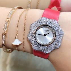 实拍 七夕好礼 PIAGET伯爵 Limelight非凡珍品腕表系列  表壳直径为33mm ，电镀白金，瑞士朗达石英机芯 。手表表壳由花瓣造型上镶嵌112颗特制切割方形钻石于表圈 彰显奢华 蓝宝石水晶镜面  搭配绸缎丝绢皮。这不仅是一款非凡的腕表，更堪称一件珠宝工艺杰作，完美结合创意 打破常规的切割，彰显着珠宝腕表的优雅魅力