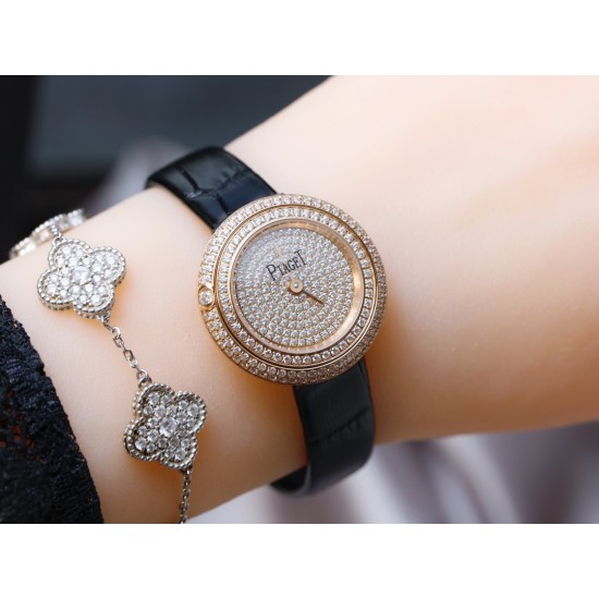 伯爵-PIAGET PIAGPOSESSION系列 完美品相,360度可旋转耀眼钻圈,时来运转好寓意,满钻镶嵌,高端大气,这款高级女士皮带腕表以Posession系列的标志性旋转圆环为灵感,搭配璀璨钻石彰显标志性风格 瑞士机芯,采用原装针式表扣佩戴方便!尺寸:29mm实物拍摄品质如一! 伯爵-PIAGET PIAGPOSESSION系列 完美品相,360度可旋转耀眼钻圈,时来运转好寓意,满钻镶嵌,高端大气,这款高级女士皮带腕表以Posession系列的标志性旋转圆环为灵感,搭配璀璨钻石彰显标志性风格 瑞士机芯,采用原装针式表扣佩戴方便!尺寸:29mm实物拍摄品质如一!