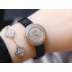 伯爵-PIAGET PIAGPOSESSION系列 完美品相,360度可旋转耀眼钻圈,时来运转好寓意,满钻镶嵌,高端大气,这款高级女士皮带腕表以Posession系列的标志性旋转圆环为灵感,搭配璀璨钻石彰显标志性风格 瑞士机芯,采用原装针式表扣佩戴方便!尺寸:29mm实物拍摄品质如一! 伯爵-PIAGET PIAGPOSESSION系列 完美品相,360度可旋转耀眼钻圈,时来运转好寓意,满钻镶嵌,高端大气,这款高级女士皮带腕表以Posession系列的标志性旋转圆环为灵感,搭配璀璨钻石彰显标志性风格 瑞士机芯,采用原装针式表扣佩戴方便!尺寸:29mm实物拍摄品质如一!