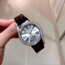实拍 新推出黑色牛皮表带 伯爵 全新Piaget Lime light系列腕表，以其独特的造型，引领着时尚界的风潮，更是邀请到国际巨星巩俐倾情代言，必将成为伯爵品牌全新的识别69式印，瑞士石英32mm 白金电度 最好的T钻一比一品质。