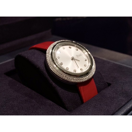 实拍 伯爵-PIAGET 女士腕表 瑞士石英机芯 316L精钢表壳 真牛皮表带 尺寸34*8mm 蓝宝石玻璃镜面 简约的设计,大胆而多彩的配色,以及旋转表圈是伯爵品牌 Possession腕表的特质所在。通过品牌制表师们天马星空的创意,将各个亮色的表带与贵金属、钻石、精钢材质相融,通过圆形盘面的演绎,令全新的 Possession腕表越发闪耀夺目,给人眼前一亮之感 实拍 伯爵-PIAGET 女士腕表 瑞士石英机芯 316L精钢表壳 真牛皮表带 尺寸34*8mm 蓝宝石玻璃镜面 简约的设计,大胆而多彩的配色,以及旋转表圈是伯爵品牌 Possession腕表的特质所在。通过品牌制表师们天马星空的创意,将各个亮色的表带与贵金属、钻石、精钢材质相融,通过圆形盘面的演绎,令全新的 Possession腕表越发闪耀夺目,给人眼前一亮之感