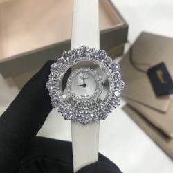 萧邦Happy Diamonds系列特别款！2019年官网力推款！2018即将过去，新的一年从元旦开始！枫叶美丽并寓意着坚毅精神！即代表永恒爱情送给恋人，也代表对美好的回忆，可送给一路陪伴的朋友，还代表一种岁月的轮回。1比1超前做工同步首发！表面配置三块蓝宝石防刮玻璃，瑞士朗达机芯，尺寸：外径34mm内径14mm。表带14/12。