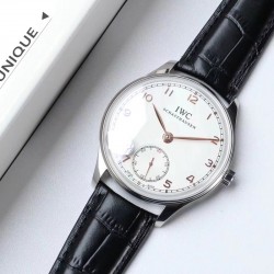 IWC 万国（葡萄牙系列）V3版 IW545408型腕表，简称“琼斯之剑”。正品开模，干练整洁，专为男士打造的腕表。锅盖蓝宝石玻璃，手动上弦的滴答声，背透镶嵌的红宝石，来回摆动的游丝走线，纯粹的机械之美，都让每个狂热的机械爱好者深深着迷！表盘尺寸：44毫米X10机芯类型：手动机㭜系列型号：98295动力储存：46小时表镜材质：兰宝石玻璃表带材质：意大利小牛皮表扣类型：针扣后盖表底：透底功能风格：6位小秒针，纯粹机械之美！