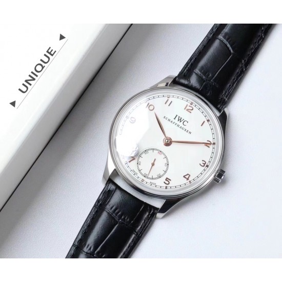 IWC 万国(葡萄牙系列)V3版 IW545408型腕表,简称“琼斯之剑”。正品开模,干练整洁,专为男士打造的腕表。锅盖蓝宝石玻璃,手动上弦的滴答声,背透镶嵌的红宝石,来回摆动的游丝走线,纯粹的机械之美,都让每个狂热的机械爱好者深深着迷!表盘尺寸:44毫米X10机芯类型:手动机㭜系列型号:98295动力储存:46小时表镜材质:兰宝石玻璃表带材质:意大利小牛皮表扣类型:针扣后盖表底:透底功能风格:6位小秒针,纯粹机械之美! IWC 万国(葡萄牙系列)V3版 IW545408型腕表,简称“琼斯之剑”。正品开模,干练整洁,专为男士打造的腕表。锅盖蓝宝石玻璃,手动上弦的滴答声,背透镶嵌的红宝石,来回摆动的游丝走线,纯粹的机械之美,都让每个狂热的机械爱好者深深着迷!表盘尺寸:44毫米X10机芯类型:手动机㭜系列型号:98295动力储存:46小时表镜材质:兰宝石玻璃表带材质:意大利小牛皮表扣类型:针扣后盖表底:透底功能风格:6位小秒针,纯粹机械之美!