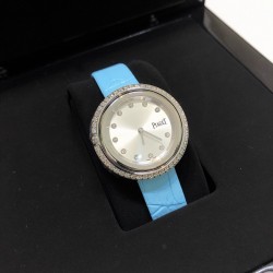 实拍 伯爵-PIAGET 女士腕表 瑞士石英机芯 316L精钢表壳 真牛皮表带 尺寸34*8mm 蓝宝石玻璃镜面 简约的设计,大胆而多彩的配色,以及旋转表圈是伯爵品牌 Possession腕表的特质所在。通过品牌制表师们天马星空的创意,将各个亮色的表带与贵金属、钻石、精钢材质相融,通过圆形盘面的演绎,令全新的 Possession腕表越发闪耀夺目,给人眼前一亮之感。