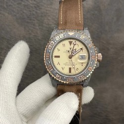 Diw新作勞力士超限量中东版 GMT-MASTER II  Diw团队重新制作了碳纤维表壳，同时包含表圈、面盘等零件也全都是碳纤维材质，其中碳纤维表圈上数字刻度首次采用全新碳纤维植丁技术（非填油）塑造丰富视觉层次，质感细腻。透视底盖可清楚展示正反快速调日历的劳力士专属cal.3186机芯。搭配柔软魔术贴表带和一体碳纤维表扣。首批量产提供4种颜色表盘可选，5种不同颜色风格表带。