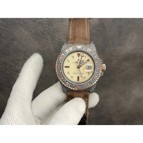Diw新作勞力士超限量中东版 GMT-MASTER II Diw团队重新制作了碳纤维表壳,同时包含表圈、面盘等零件也全都是碳纤维材质,其中碳纤维表圈上数字刻度首次采用全新碳纤维植丁技术(非填油)塑造丰富视觉层次,质感细腻。透视底盖可清楚展示正反快速调日历的劳力士专属cal.3186机芯。搭配柔软魔术贴表带和一体碳纤维表扣。首批量产提供4种颜色表盘可选,5种不同颜色风格表带。 Diw新作勞力士超限量中东版 GMT-MASTER II Diw团队重新制作了碳纤维表壳,同时包含表圈、面盘等零件也全都是碳纤维材质,其中碳纤维表圈上数字刻度首次采用全新碳纤维植丁技术(非填油)塑造丰富视觉层次,质感细腻。透视底盖可清楚展示正反快速调日历的劳力士专属cal.3186机芯。搭配柔软魔术贴表带和一体碳纤维表扣。首批量产提供4种颜色表盘可选,5种不同颜色风格表带。