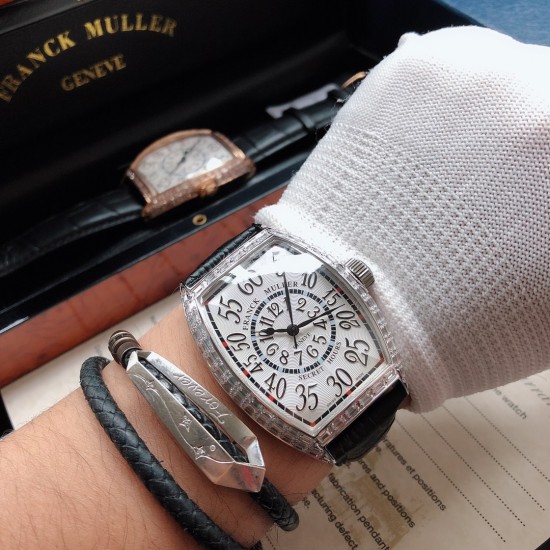 法兰克穆勒-Franck Muller 深受时尚男士及众多明星追捧的顶级腕表品牌,法兰克穆勒的标志性特征是其酒桶型表壳和夸张的弧度设计敖,采用手工镶砖手法制作,同时也拥有精湛的制表工艺,搭配全自动日本机械机芯,法兰克穆勒手表凝聚了无限心血、承载了无尽情感,是鉴赏家眼中出类拔萃敖、独一无二的完美杰作。尺寸55mmx42mmx13。FM-club™ 倾情推荐❗️ 法兰克穆勒-Franck Muller 深受时尚男士及众多明星追捧的顶级腕表品牌,法兰克穆勒的标志性特征是其酒桶型表壳和夸张的弧度设计敖,采用手工镶砖手法制作,同时也拥有精湛的制表工艺,搭配全自动日本机械机芯,法兰克穆勒手表凝聚了无限心血、承载了无尽情感,是鉴赏家眼中出类拔萃敖、独一无二的完美杰作。尺寸55mmx42mmx13。FM-club™ 倾情推荐❗️