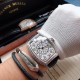 法兰克穆勒-Franck Muller 深受时尚男士及众多明星追捧的顶级腕表品牌,法兰克穆勒的标志性特征是其酒桶型表壳和夸张的弧度设计敖,采用手工镶砖手法制作,同时也拥有精湛的制表工艺,搭配全自动日本机械机芯,法兰克穆勒手表凝聚了无限心血、承载了无尽情感,是鉴赏家眼中出类拔萃敖、独一无二的完美杰作。尺寸55mmx42mmx13。FM-club™ 倾情推荐❗️ 法兰克穆勒-Franck Muller 深受时尚男士及众多明星追捧的顶级腕表品牌,法兰克穆勒的标志性特征是其酒桶型表壳和夸张的弧度设计敖,采用手工镶砖手法制作,同时也拥有精湛的制表工艺,搭配全自动日本机械机芯,法兰克穆勒手表凝聚了无限心血、承载了无尽情感,是鉴赏家眼中出类拔萃敖、独一无二的完美杰作。尺寸55mmx42mmx13。FM-club™ 倾情推荐❗️