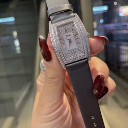 伯爵-piaget-G0A33091女士腕表，水桶形的表壳别具一格，独特的绢布表带搭配原版针扣，完美结合，尽显奢华时尚气质。原装瑞士机芯，316L精钢表壳，度18k白金和玫瑰金，尺寸27x38mm备受喜爱、值得拥有[机智][耶]实物超美