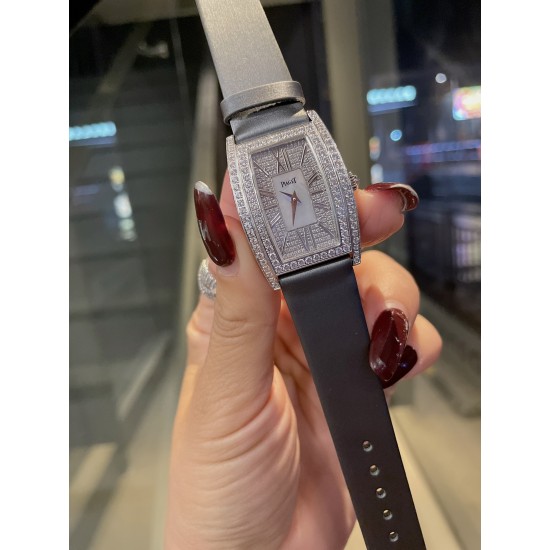伯爵-piaget-G0A33091女士腕表，水桶形的表壳别具一格，独特的绢布表带搭配原版针扣，完美结合，尽显奢华时尚气质。原装瑞士机芯，316L精钢表壳，度18k白金和玫瑰金，尺寸27x38mm备受喜爱、值得拥有[机智][耶]实物超美