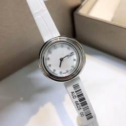 伯爵-PIAGET时尚石英女款，来自Possession系列诚意推荐，魅力十足的臻品采用瑞士石英机芯，蓝宝石水晶玻璃镜面，表圈可360度旋转，在不经意的旋转之间带来不同的好心情灵动搭配，转动间，专属于你独一无二的个性造型耀目而生有光圈、单排钻和双排钻任性选择！白色珍珠贝，粉红色珍珠贝，不挑性格不挑气质不挑风格，一款适合所有爱美爱时尚爱精致爱品味人生女生的最佳单品，你有多优秀它就有多全能啦！精钢表壳，镶嵌水晶钻石为日夜装扮增添迷人光彩  蓝宝石水晶镜面，尺寸29mm