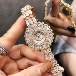 时装奢华版  肖邦-Chopard珠宝腕表：精致奢华；整表采用镶嵌技术；珍珠母贝；包镶流动水滴形透明锆钻，壳直径34mm 实拍 以创造艺术品的方式专注每一只腕表
