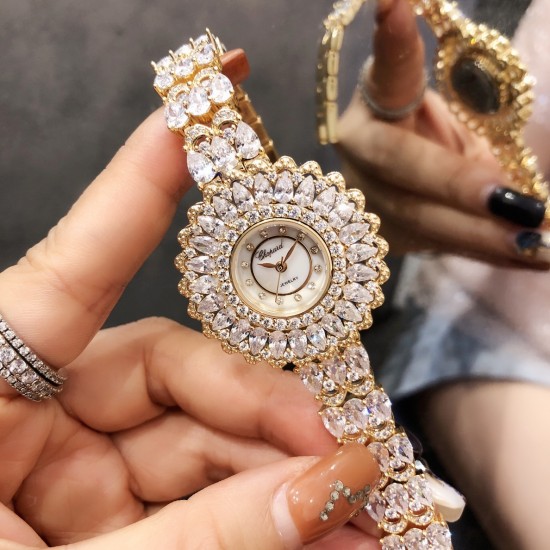 时装奢华版 肖邦-Chopard珠宝腕表:精致奢华;整表采用镶嵌技术;珍珠母贝;包镶流动水滴形透明锆钻,壳直径34mm 实拍 以创造艺术品的方式专注每一只腕表 时装奢华版 肖邦-Chopard珠宝腕表:精致奢华;整表采用镶嵌技术;珍珠母贝;包镶流动水滴形透明锆钻,壳直径34mm 实拍 以创造艺术品的方式专注每一只腕表