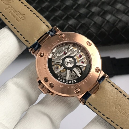 V9宝玑MARINE航海系列5517款腕表,航海天文钟的起源作品,“时计本是兵家利器”说的就是这款腕表,钟表界的巨作。工厂全面抄写原装数据,98%还原壳型字面,彰显原装优雅硬朗的气质,以进口9015升级为原装同款777A自动机械机芯,镌刻独立编号与宝玑先生签名。直径40毫米,表壳外缘饰有钱币饰纹。正反均为蓝宝石防刮玻璃,旋入式防水表冠。实测防水深度100米。搭配饰有太阳放射纹表盘,配装意大利鳄鱼纹真牛皮,另送一副原装胶带,一表两戴,以零头的价格给您带来原装超值体验。 V9宝玑MARINE航海系列5517款腕表,航海天文钟的起源作品,“时计本是兵家利器”说的就是这款腕表,钟表界的巨作。工厂全面抄写原装数据,98%还原壳型字面,彰显原装优雅硬朗的气质,以进口9015升级为原装同款777A自动机械机芯,镌刻独立编号与宝玑先生签名。直径40毫米,表壳外缘饰有钱币饰纹。正反均为蓝宝石防刮玻璃,旋入式防水表冠。实测防水深度100米。搭配饰有太阳放射纹表盘,配装意大利鳄鱼纹真牛皮,另送一副原装胶带,一表两戴,以零头的价格给您带来原装超值体验。
