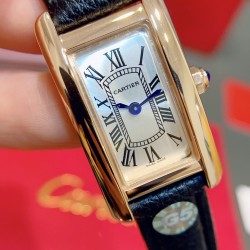 卡地亚-美国坦克-Cartier Tank Amricaine腕表，小号表款，三码合一。采用蓝宝‮水石‬晶镜面，瑞士石英机芯。原版开模，精钢表壳，八角形表冠，镶嵌一颗合成蓝色尖晶石，镀银表盘，剑形蓝钢指针，搭配原装光面折叠表扣，采用进口多色小牛皮。腕‮大表‬器优雅，深‮行受‬家青睐。表壳尺寸：34.80 x 19.00毫米。