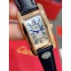 卡地亚-美国坦克-Cartier Tank Amricaine腕表,小号表款,三码合一。采用蓝宝水石晶镜面,瑞士石英机芯。原版开模,精钢表壳,八角形表冠,镶嵌一颗合成蓝色尖晶石,镀银表盘,剑形蓝钢指针,搭配原装光面折叠表扣,采用进口多色小牛皮。腕大表器优雅,深行受家青睐。表壳尺寸:34.80 x 19.00毫米。 卡地亚-美国坦克-Cartier Tank Amricaine腕表,小号表款,三码合一。采用蓝宝水石晶镜面,瑞士石英机芯。原版开模,精钢表壳,八角形表冠,镶嵌一颗合成蓝色尖晶石,镀银表盘,剑形蓝钢指针,搭配原装光面折叠表扣,采用进口多色小牛皮。腕大表器优雅,深行受家青睐。表壳尺寸:34.80 x 19.00毫米。
