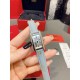 卡地亚-美国坦克-Cartier Tank Amricaine腕表,小号表款,三码合一。采用蓝宝水石晶镜面,瑞士石英机芯。原版开模,精钢表壳,八角形表冠,镶嵌一颗合成蓝色尖晶石,镀银表盘,剑形蓝钢指针,搭配原装光面折叠表扣,采用进口多色小牛皮。腕大表器优雅,深行受家青睐。表壳尺寸:34.80 x 19.00毫米。 卡地亚-美国坦克-Cartier Tank Amricaine腕表,小号表款,三码合一。采用蓝宝水石晶镜面,瑞士石英机芯。原版开模,精钢表壳,八角形表冠,镶嵌一颗合成蓝色尖晶石,镀银表盘,剑形蓝钢指针,搭配原装光面折叠表扣,采用进口多色小牛皮。腕大表器优雅,深行受家青睐。表壳尺寸:34.80 x 19.00毫米。