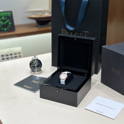 伯爵69Limelight Gala腕表超级版 正品级腕表尺寸32mm有鳄鱼皮表带，绢丝表带，牛皮表带可选运用一流的壳套打磨工艺，诠释伯爵优雅气质。表扣细节工艺，搭配施华洛世奇水钻，偶然一亮，清新脱俗。采用定制版瑞士石英机芯，续航给力，走时稳健，零返修。镶饰60颗明亮式切割钻（约0.92克拉）。表扣镶饰单颗明亮式切割施华洛世奇水钻（约0.01克拉）动人线条衬托优雅气质