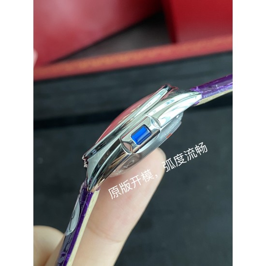 DR卡地亚钥匙系列 腕表保留了卡地亚的经典设计:阿拉伯数字时标和剑形蓝钢指针,形似钥匙的表冠顶端镶嵌一颗蓝宝石,雕纹表盘上带有太阳纹饰,6点钟位置为日期显示窗口,腕表搭配鳄鱼皮表带,进口自动机械机芯,316精钢表壳,31毫米尺寸,使用鲍鱼壳形,经典的设计辨识度很,并且适合任何场合佩戴,是一款性价比很高的腕表! DR卡地亚钥匙系列 腕表保留了卡地亚的经典设计:阿拉伯数字时标和剑形蓝钢指针,形似钥匙的表冠顶端镶嵌一颗蓝宝石,雕纹表盘上带有太阳纹饰,6点钟位置为日期显示窗口,腕表搭配鳄鱼皮表带,进口自动机械机芯,316精钢表壳,31毫米尺寸,使用鲍鱼壳形,经典的设计辨识度很,并且适合任何场合佩戴,是一款性价比很高的腕表!