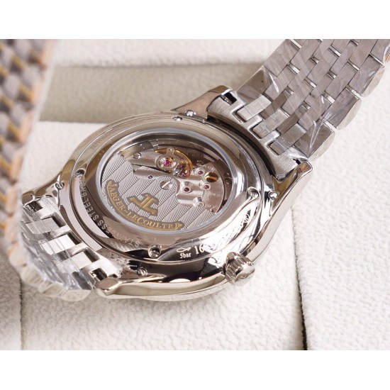 积家 Jaeger-leCoultre Master Ultra Thin 24 times 积家超薄日夜大师系列42mm腕表,日夜显示及3位日历显示令表盘尽显活力,5位跳动的小秒针宛如一幕和谐美妙的腕上芭蕾。透过玻璃底盖,机芯运行一目了然。 积家 Jaeger-leCoultre Master Ultra Thin 24 times 积家超薄日夜大师系列42mm腕表,日夜显示及3位日历显示令表盘尽显活力,5位跳动的小秒针宛如一幕和谐美妙的腕上芭蕾。透过玻璃底盖,机芯运行一目了然。
