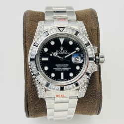 【VRS Factory2022墙裂推荐 市场最高版本】奢华大作，劳力士Rolex SUB潜航者后镶钻定制版！是奢华闪耀与永不退色的融合，更是经典潮流的不二之选！1⃣️【表壳】直径40MM。每一颗钻石/彩宝均来自奥地利（施华洛世奇原产地）经过严格的筛选，确保颜色，大小，火彩统一，专业珠宝镶嵌师精心镶嵌。2⃣️【表带】跟官网同步，904L蚝式钢完美还原坚固耐用的优良血统，效果可媲美原装。3⃣️【机芯】采用复刻界的机芯之王——搭配3135自动上旋机芯。VRS Factory匠心力作 敬请各路表友品鉴！