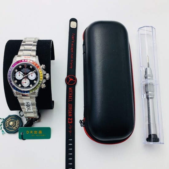 DR Factory诚意之作 V3升级版 市场最高版本 劳.力士Rolex全新彩虹圈迪通拿Daytona!升级细节:1:升级圈口角度与宝石大小颜色,缎纹字面更加富有光泽,能与原装保持一致!2:904L钢带,表壳按键防滑齿纹更加明显立体!3:劳力士彩虹圈迪通拿是ROLEX爱好者的首选,搭载7750机芯,奢华副本DAYTONA的最新首选,是土豪最佳选择!DR Factory为您呈现您想要的一切!DR品质 追求完美 不断超越!(附送专用拆表工具一套+专用手表收纳盒一个+时尚运动手环一条) DR Factory诚意之作 V3升级版 市场最高版本 劳.力士Rolex全新彩虹圈迪通拿Daytona!升级细节:1:升级圈口角度与宝石大小颜色,缎纹字面更加富有光泽,能与原装保持一致!2:904L钢带,表壳按键防滑齿纹更加明显立体!3:劳力士彩虹圈迪通拿是ROLEX爱好者的首选,搭载7750机芯,奢华副本DAYTONA的最新首选,是土豪最佳选择!DR Factory为您呈现您想要的一切!DR品质 追求完美 不断超越!(附送专用拆表工具一套+专用手表收纳盒一个+时尚运动手环一条)