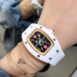 实拍 最新理查珐琅棉花糖理查德米勒 RichardMille 珐琅棉花糖 最新爆款 bon bon系列最稀有的作品！克服传统工艺打破模式！钟表最受尊敬的技术之一。不是所有人的嫁妆，棉花糖运动曲线和颜色，它们是诱人的。有了理查德米勒，实现了把棉花糖戴在你的手腕上！白色陶瓷加上黄粉绿搪瓷表盘，RM-07柔和的颜色创造了一个组合...甜蜜！糖果店的一次旅行，一个让人难以置信的艺术品。你会戴上它吗？