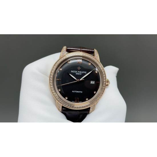 百达翡丽-PATEK PHILIPPE-火热新款式,新款锅盖,耗时长达8个月!超薄男士自动机械腕表,采用进口原装9015机芯,每小时振频28800次,零返修质量,直径40mm原装尺寸,超薄工艺8mm,锅盖玻璃材质!超强防水50米!专柜同款,一比一复刻!带上他锋芒尽显,气派不凡!耀眼光辉,永恒尊贵。⚠️请认准专业独家品质!欢迎转载 百达翡丽-PATEK PHILIPPE-火热新款式,新款锅盖,耗时长达8个月!超薄男士自动机械腕表,采用进口原装9015机芯,每小时振频28800次,零返修质量,直径40mm原装尺寸,超薄工艺8mm,锅盖玻璃材质!超强防水50米!专柜同款,一比一复刻!带上他锋芒尽显,气派不凡!耀眼光辉,永恒尊贵。⚠️请认准专业独家品质!欢迎转载