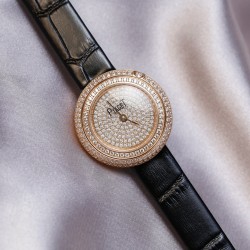伯爵-PIAGET   PIAGPOSESSION系列 完美品相，360度可旋转耀眼钻圈，时来运转好寓意，满钻镶嵌，高端大气，这款高级女士皮带腕表以Posession系列的标志性旋转圆环为灵感，搭配璀璨钻石彰显标志性风格  瑞士机芯，采用原装针式表扣佩戴方便！尺寸:29mm实物拍摄品质如一！