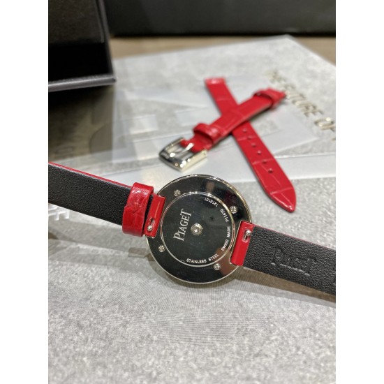 全网女生听我的!买它…❤️。 伯爵“时来运转”顶级奢侈品入门款精致的 29mm尺寸大小!第一眼看到它的时候我一眼就中,首先是外观设计足够百搭,➕上外层一圈可来回转动 很有寓意、一起“转动,遇见非凡”。上手很秀气,彩色鳄鱼皮可轻松拆卸 看上去就高端,机芯采用瑞士进口石英机芯,螺旋式表圈316L精钢打磨抛光 表面光亮如镜、表盘内圈钻石刻度 11颗⭕️圆形美钻(约0.07克拉)外圈一颗圆形美钻(约0.05克拉) 全网女生听我的!买它…❤️。 伯爵“时来运转”顶级奢侈品入门款精致的 29mm尺寸大小!第一眼看到它的时候我一眼就中,首先是外观设计足够百搭,➕上外层一圈可来回转动 很有寓意、一起“转动,遇见非凡”。上手很秀气,彩色鳄鱼皮可轻松拆卸 看上去就高端,机芯采用瑞士进口石英机芯,螺旋式表圈316L精钢打磨抛光 表面光亮如镜、表盘内圈钻石刻度 11颗⭕️圆形美钻(约0.07克拉)外圈一颗圆形美钻(约0.05克拉)