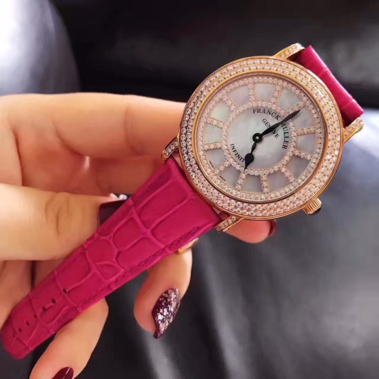 法兰克穆勒Franck muller ⏱FM新款镶钻简约女表✔️表壳表盘均选用进口5A水钻镶嵌、绝不掉钻‼️表盘很立体的双层字面、底层采用高端定制天然母贝、颜色炫彩自然、12个刻度用水钻镶嵌、立体感十足真皮表带、钢壳、进口石英机芯、蓝宝石水晶玻璃镜面、高品质、表盘直径约36毫米❗️这个夏天不离手的时尚单品 法兰克穆勒Franck muller ⏱FM新款镶钻简约女表✔️表壳表盘均选用进口5A水钻镶嵌、绝不掉钻‼️表盘很立体的双层字面、底层采用高端定制天然母贝、颜色炫彩自然、12个刻度用水钻镶嵌、立体感十足真皮表带、钢壳、进口石英机芯、蓝宝石水晶玻璃镜面、高品质、表盘直径约36毫米❗️这个夏天不离手的时尚单品