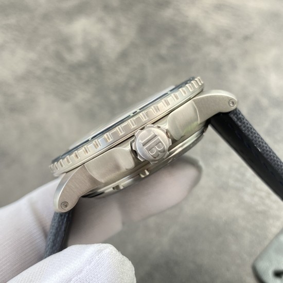 JB BLANCPAIN 宝珀 五十噚 五十寻 5015-12B40-O52A 潜水表 钛合金拉丝纹表壳 夜光蓝宝石表圈 蓝宝石镜面镀防眩光蓝膜 镀铑指针 蓝色日内瓦纹表盘(白色字印刷相对其他版本覆盖更好了) 超强夜光 1315机芯(调时间方向与原装相同,顺时针方向拧表冠分针顺时针走) 陶瓷自动砣 背透底盖 深蓝色尼龙纤维革表带 钛合金针扣 送表带更换工具两把以及表带安装生耳螺丝一对 45mm ZF厂出品 出货实拍 JB BLANCPAIN 宝珀 五十噚 五十寻 5015-12B40-O52A 潜水表 钛合金拉丝纹表壳 夜光蓝宝石表圈 蓝宝石镜面镀防眩光蓝膜 镀铑指针 蓝色日内瓦纹表盘(白色字印刷相对其他版本覆盖更好了) 超强夜光 1315机芯(调时间方向与原装相同,顺时针方向拧表冠分针顺时针走) 陶瓷自动砣 背透底盖 深蓝色尼龙纤维革表带 钛合金针扣 送表带更换工具两把以及表带安装生耳螺丝一对 45mm ZF厂出品 出货实拍