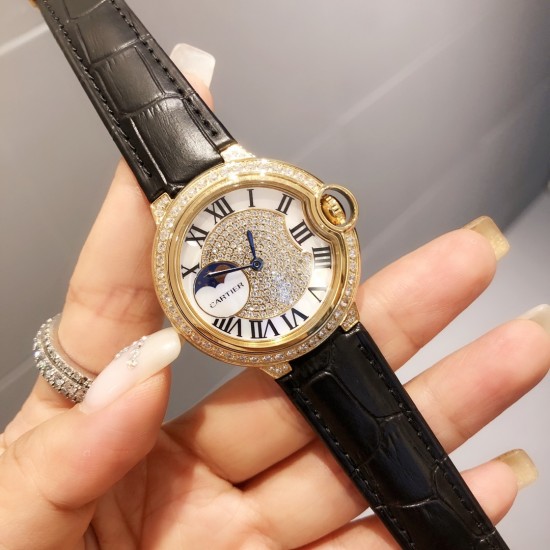卡地亚女士蓝气球满钻系列，石英腕表齐色出货[色]伦敦时尚风格 日月星辰大框显示 星空运转 时间流淌 特殊工艺切割方钻 镶嵌圈口 个性 完美 搭载瑞士原装进口石英机芯 走时精准 进口高亮漆牛皮带  卡地亚原装折叠扣 直径36mm 厚8mm 「购买请认准独家背景实物细节拍摄」✔️