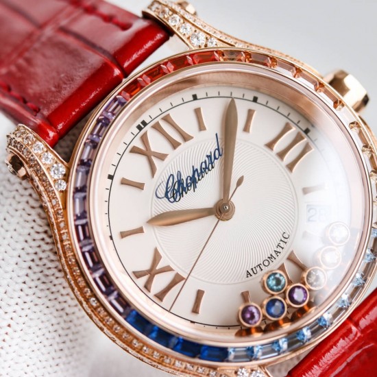 萧邦新款chopard Happy Sport系列之彩钻腕表,以精钢搭配钻石,凝固刹那时刻,绽放隽永气质!精彩细节:1⃣️搭载与众不同的珍珠贝母字面,纹理和放射出来的光晕实属完美。2⃣️表盘搭配7颗快乐彩钻,采用施华洛世奇水晶,颗颗饱满闪烁!每一个颗的底座都是精雕细琢,以求实现正品钻珠那一致的旋转运动的效果!3⃣️壳套316L精钢表壳两侧均镶嵌顶级施华洛世奇水晶,颗颗火彩熠熠,色泽白净透亮4⃣️搭配海鸥2892机芯机械!AN Factory精品之作 时间总让人惊喜不断 您绝对值得拥有!欢迎您的品鉴! 萧邦新款chopard Happy Sport系列之彩钻腕表,以精钢搭配钻石,凝固刹那时刻,绽放隽永气质!精彩细节:1⃣️搭载与众不同的珍珠贝母字面,纹理和放射出来的光晕实属完美。2⃣️表盘搭配7颗快乐彩钻,采用施华洛世奇水晶,颗颗饱满闪烁!每一个颗的底座都是精雕细琢,以求实现正品钻珠那一致的旋转运动的效果!3⃣️壳套316L精钢表壳两侧均镶嵌顶级施华洛世奇水晶,颗颗火彩熠熠,色泽白净透亮4⃣️搭配海鸥2892机芯机械!AN Factory精品之作 时间总让人惊喜不断 您绝对值得拥有!欢迎您的品鉴!