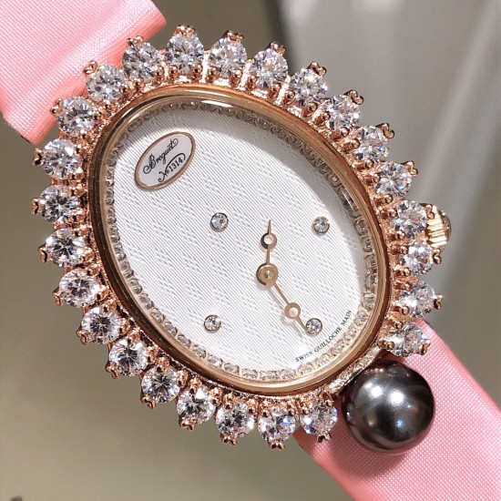 品牌:宝玑-Breguet ™️系列:珠宝系列 现推出石英版本 宝玑GJ29BB8924/5D58 雕花珍珠贝母 镶钻 女士腕表表壳电镀18K金鹅卵形表壳,外缘镶嵌24颗明亮式切割钻石和一颗日本Akoya 海水珍珠。尺寸:34.4 x 28.7毫米。表盘为玑镂刻花珍珠母贝。12点位置镶嵌宝玑铭牌。偏心小时刻度环,3点、6点、9点和12点位置设有钻石时标。宝玑经典针尖镂空式蓝钢指针。镌刻编号和Breguet隐形签名。丝缎表带,搭配折叠镶钻表扣。 品牌:宝玑-Breguet ™️系列:珠宝系列 现推出石英版本 宝玑GJ29BB8924/5D58 雕花珍珠贝母 镶钻 女士腕表表壳电镀18K金鹅卵形表壳,外缘镶嵌24颗明亮式切割钻石和一颗日本Akoya 海水珍珠。尺寸:34.4 x 28.7毫米。表盘为玑镂刻花珍珠母贝。12点位置镶嵌宝玑铭牌。偏心小时刻度环,3点、6点、9点和12点位置设有钻石时标。宝玑经典针尖镂空式蓝钢指针。镌刻编号和Breguet隐形签名。丝缎表带,搭配折叠镶钻表扣。