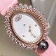 品牌:宝玑-Breguet ™️系列:珠宝系列 现推出石英版本 宝玑GJ29BB8924/5D58 雕花珍珠贝母 镶钻 女士腕表表壳电镀18K金鹅卵形表壳,外缘镶嵌24颗明亮式切割钻石和一颗日本Akoya 海水珍珠。尺寸:34.4 x 28.7毫米。表盘为玑镂刻花珍珠母贝。12点位置镶嵌宝玑铭牌。偏心小时刻度环,3点、6点、9点和12点位置设有钻石时标。宝玑经典针尖镂空式蓝钢指针。镌刻编号和Breguet隐形签名。丝缎表带,搭配折叠镶钻表扣。 品牌:宝玑-Breguet ™️系列:珠宝系列 现推出石英版本 宝玑GJ29BB8924/5D58 雕花珍珠贝母 镶钻 女士腕表表壳电镀18K金鹅卵形表壳,外缘镶嵌24颗明亮式切割钻石和一颗日本Akoya 海水珍珠。尺寸:34.4 x 28.7毫米。表盘为玑镂刻花珍珠母贝。12点位置镶嵌宝玑铭牌。偏心小时刻度环,3点、6点、9点和12点位置设有钻石时标。宝玑经典针尖镂空式蓝钢指针。镌刻编号和Breguet隐形签名。丝缎表带,搭配折叠镶钻表扣。