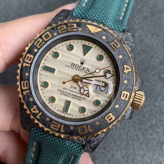 Diw新作勞力士超限量GMT-MASTER II Diw团队重新制作了碳纤维表壳,同时包含表圈、面盘等零件也全都是碳纤维材质,其中碳纤维表圈上数字刻度首次采用全新碳纤维植丁技术(非填油)塑造丰富视觉层次,质感细腻。透视底盖可清楚展示正反快速调日历的劳力士专属cal.3186机芯。搭配柔软魔术贴表带和一体碳纤维表扣。首批量产提供4种颜色表盘可选,5种不同颜色风格表带。 Diw新作勞力士超限量GMT-MASTER II Diw团队重新制作了碳纤维表壳,同时包含表圈、面盘等零件也全都是碳纤维材质,其中碳纤维表圈上数字刻度首次采用全新碳纤维植丁技术(非填油)塑造丰富视觉层次,质感细腻。透视底盖可清楚展示正反快速调日历的劳力士专属cal.3186机芯。搭配柔软魔术贴表带和一体碳纤维表扣。首批量产提供4种颜色表盘可选,5种不同颜色风格表带。