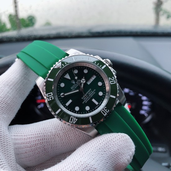 SJ出品 【品牌】劳力士--ROLEX 【类型】男士腕表 Y8【机芯】全自动机械机芯【材质】316L精钢表壳【表镜】矿物强化玻璃镜面【皮质】胶带/钢带(可选)【尺寸】直径40mm 厚度12mm【特性】潜航者系列,专门为潜水爱好者所设计的产品,时尚硬朗,个性独特 三杰精致推荐男士机械腕表 SJ为你精心挑选超真实实物图拍摄 SJ出品 【品牌】劳力士--ROLEX 【类型】男士腕表 Y8【机芯】全自动机械机芯【材质】316L精钢表壳【表镜】矿物强化玻璃镜面【皮质】胶带/钢带(可选)【尺寸】直径40mm 厚度12mm【特性】潜航者系列,专门为潜水爱好者所设计的产品,时尚硬朗,个性独特 三杰精致推荐男士机械腕表 SJ为你精心挑选超真实实物图拍摄