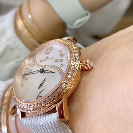 实拍 AW厂 Blancpain-宝珀女装系列复杂功能腕表共镶有152颗美钻。其中的108颗钻石镶嵌于36.8毫米的红金表壳之上。钻石紧密交织为两圈,错落有致,与品牌的标志性双层表圈设计相互呼应。表冠上亦镶有精致美钻,尽现腕表的华美雅致 实拍 AW厂 Blancpain-宝珀女装系列复杂功能腕表共镶有152颗美钻。其中的108颗钻石镶嵌于36.8毫米的红金表壳之上。钻石紧密交织为两圈,错落有致,与品牌的标志性双层表圈设计相互呼应。表冠上亦镶有精致美钻,尽现腕表的华美雅致
