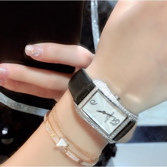 实拍 PATEK PHILIPPE百达翡丽系列 女士腕表(白金表壳搭配沙丁布带,表圈镶嵌天然锆石,蓝宝石玻璃,搭载瑞士石英机芯,尺寸30*34*7毫米) 实拍 PATEK PHILIPPE百达翡丽系列 女士腕表(白金表壳搭配沙丁布带,表圈镶嵌天然锆石,蓝宝石玻璃,搭载瑞士石英机芯,尺寸30*34*7毫米)