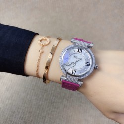 ★实拍 萧邦 CHOPARD IMPERIALE 系列腕表。独特风格带您走进一个新阶段并且成功塑造了崇尚自我表达和与众不同的生活化概念，316精钢材质，此表款全手工镶嵌施华洛世奇水晶钻，成为了美式奢侈生活风格的代表！进口石英机芯以及精细做工，佩戴贴手舒适，设计风格简约明朗。充满奢华璀璨的气息，光彩夺人、让你瞬间提升华丽的气质 ！
