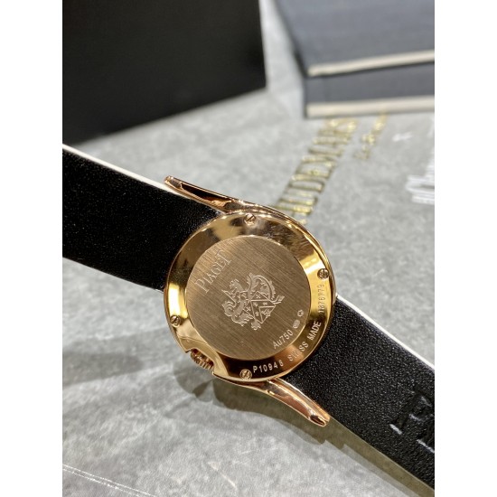 RF厂伯爵新款小号26mm。Limelight Gala系列的女性钻石手表是绝对诱惑的标志,表盘独特的6与9的造型,混合艺术,设计和珠宝,他们赞扬充满活力和大胆女性气质。在伯爵的眼里,每一位演绎人生故事的女主角,都注定拥有出众魅力!别出心裁,不断进阶超越。尺寸26mm 机芯:瑞士朗达机芯 玻璃:蓝宝石镜面 皮带:美洲鳄鱼皮 RF厂伯爵新款小号26mm。Limelight Gala系列的女性钻石手表是绝对诱惑的标志,表盘独特的6与9的造型,混合艺术,设计和珠宝,他们赞扬充满活力和大胆女性气质。在伯爵的眼里,每一位演绎人生故事的女主角,都注定拥有出众魅力!别出心裁,不断进阶超越。尺寸26mm 机芯:瑞士朗达机芯 玻璃:蓝宝石镜面 皮带:美洲鳄鱼皮