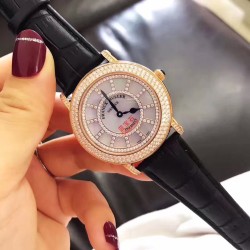 法兰克穆勒Franck muller ⏱FM新款镶钻简约女表✔️表壳表盘均选用进口5A水钻镶嵌、绝不掉钻‼️表盘很立体的双层字面、底层采用高端定制天然母贝、颜色炫彩自然、12个刻度用水钻镶嵌、立体感十足真皮表带、钢壳、进口石英机芯、蓝宝石水晶玻璃镜面、高品质、表盘直径约36毫米❗️这个夏天不离手的时尚单品